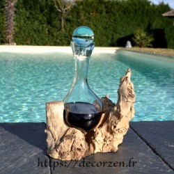 Soliflore ou carafe à décanter en verre recyclé soufflé en fusion sur du bois flotté.