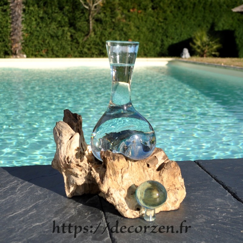 Soliflore ou carafe à décanter en verre recyclé soufflé en fusion sur du bois flotté.