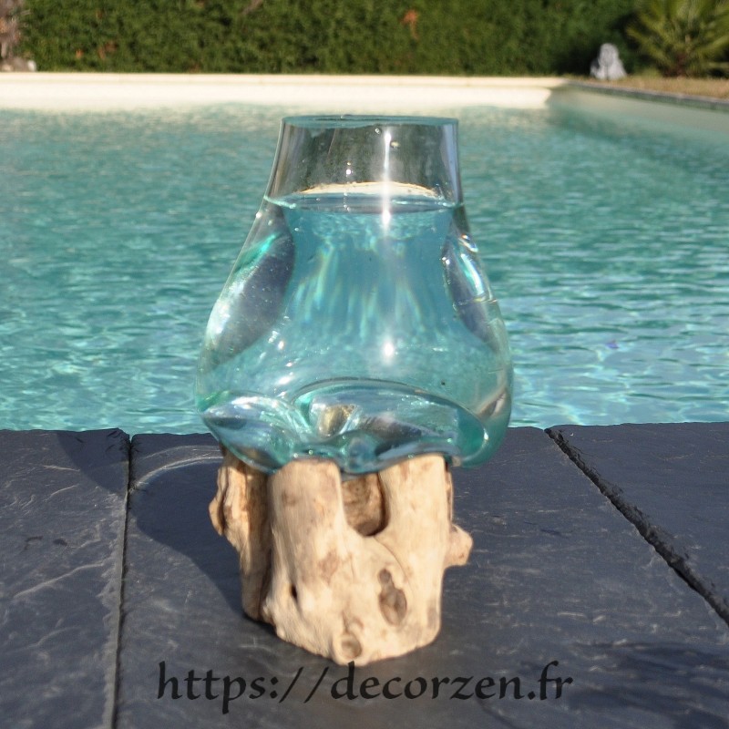 Vase en verre recyclé soufflé en fusion à la bouche sur du bois flotté