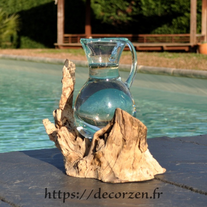 Carafe en verre recyclé soufflé en fusion sur du bois flotté