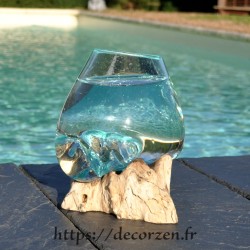 Gros vase ou  petit aquarium en verre recyclé soufflé sur du bois flotté, le vase est amovible pour le laver