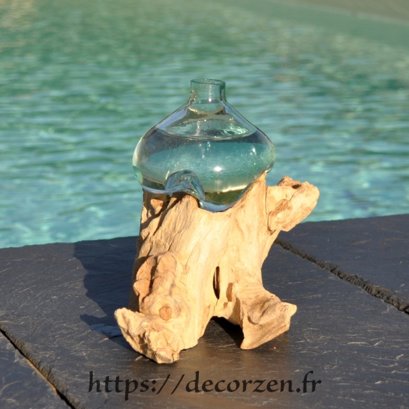 Diffuseur de parfum en verre recyclé soufflé sur du bois flotté