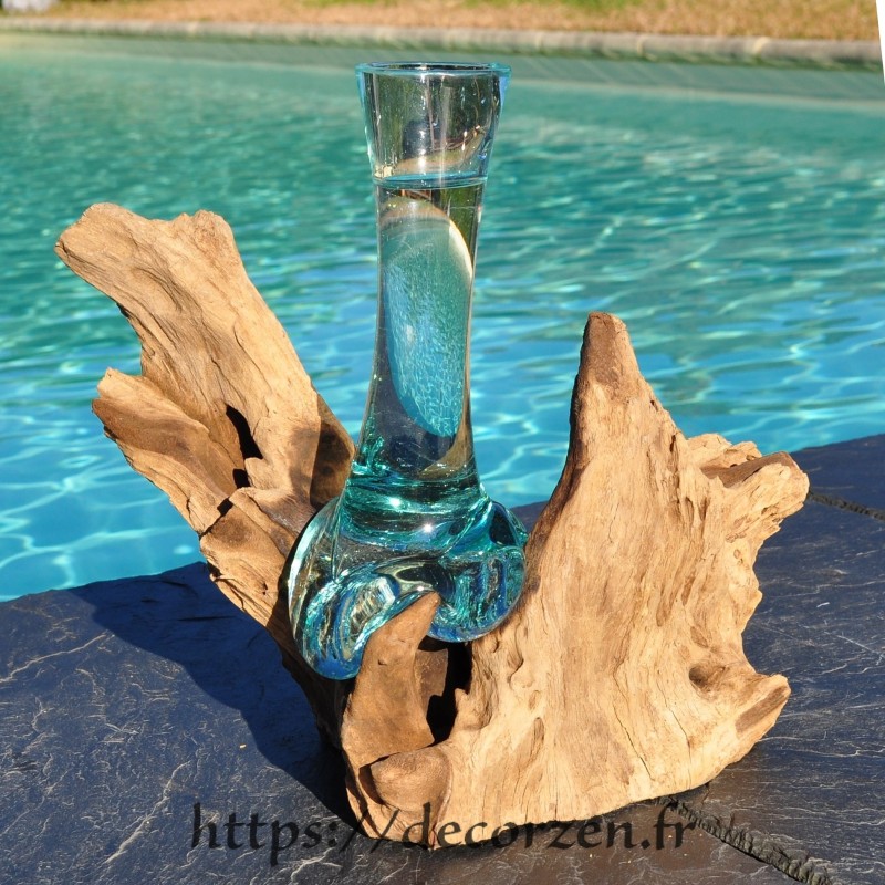 Soliflore en verre moulé sur du bois flotté