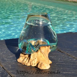 Vase en verre moulé sur du bois