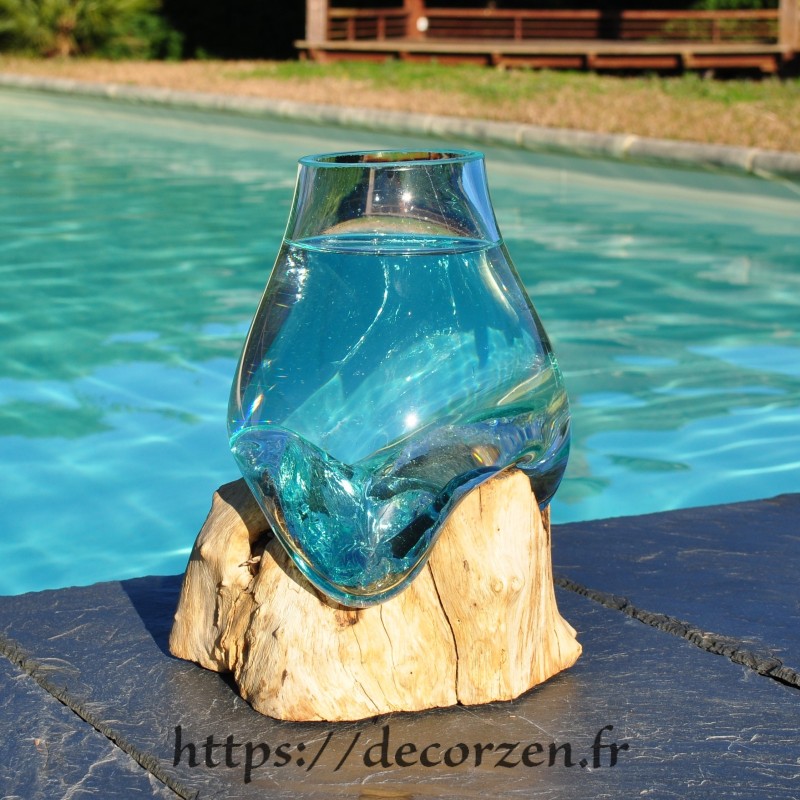 Vase en verre fondu sur du bois