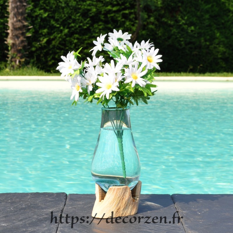 Carafe ou vase en verre recyclé soufflé en fusion sur du bois flotté de teck