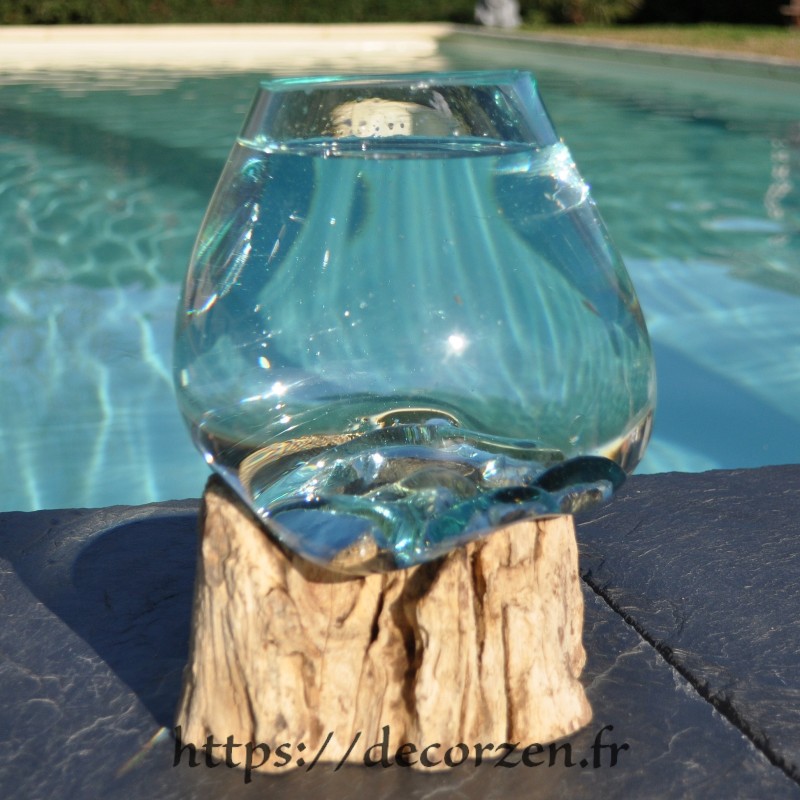 Verre à punch ou  vase en verre recyclé soufflé en fusion sur du bois flotté.