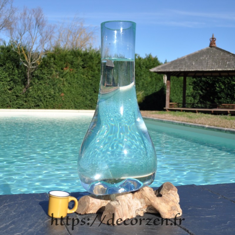 Vase en verre recyclé moulé en fusion sur du bois flotté de teck