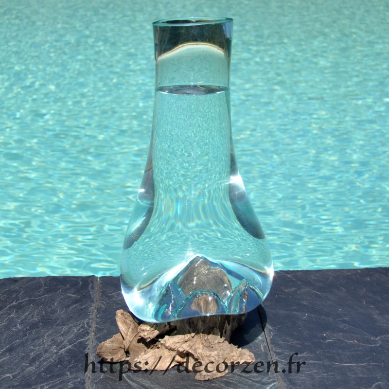 Vase en verre recyclé moulé en fusion sur du bois flotté de teck