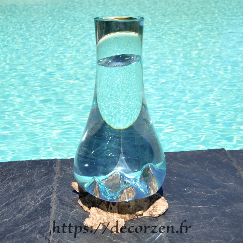 Vase en verre recyclé soufflé et moulé en fusion sur du bois flotté de teck