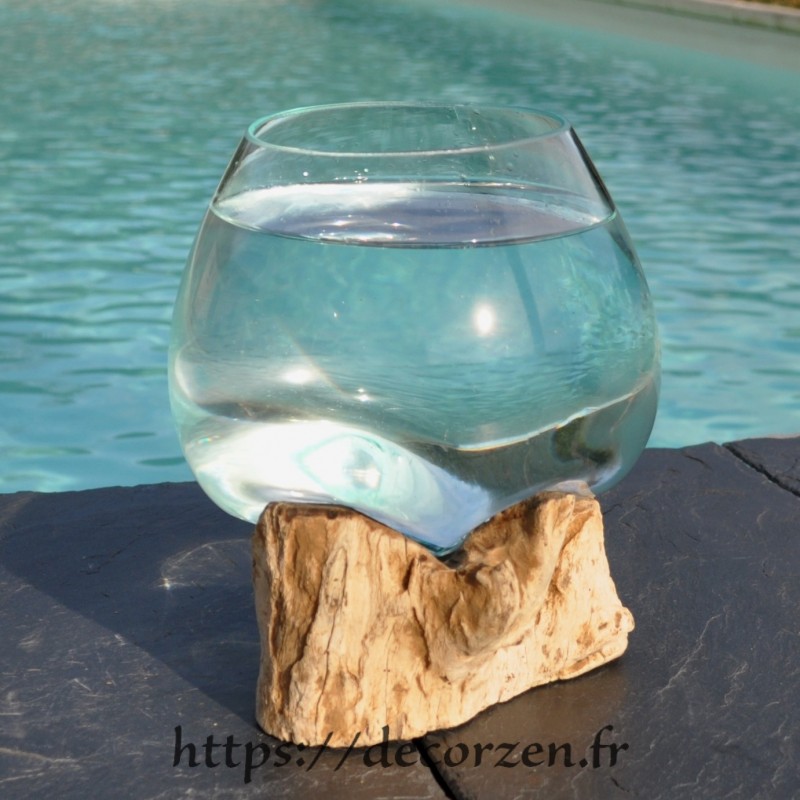 Bol à cocktail en verre recyclé soufflé en fusion sur du bois flotté, le vase est amovible pour le laver.