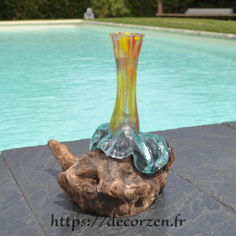 Verre multicolore soufflé et moulé sur du bois flotté