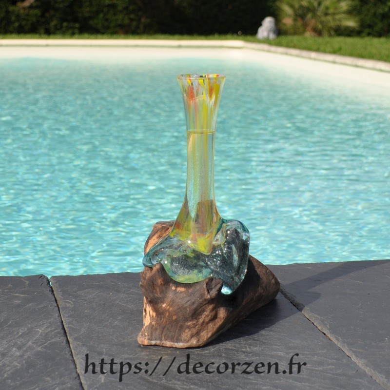 Un soliflore en verre recyclé  soufflé en fusion sur du bois flotté et le verre se sort pour le lavage