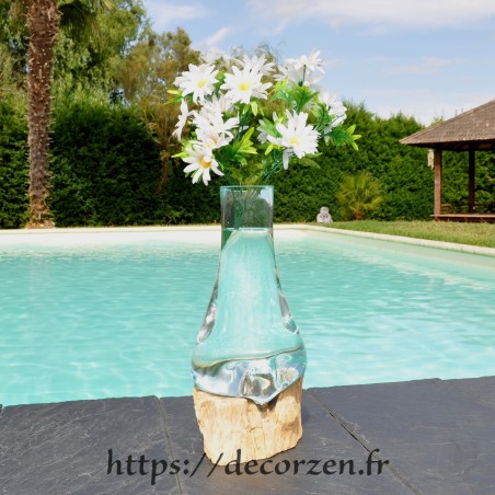 Carafe ou vase en verre recyclé soufflé en fusion sur du bois flotté de teck