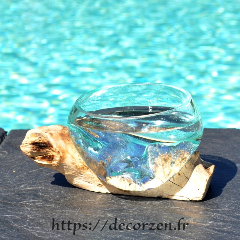 Un terrarium, saladier ou ramequin en verre recyclé soufflé coulé en fusion sur du bois flotté.