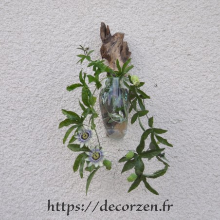 Vase en applique murale en verre recyclé soufflé moulé en fusion sur le bois