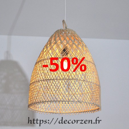 Plafonnier, lustre ou suspension en rotin tressé à la main sur son armature métallique vendu en promotion.