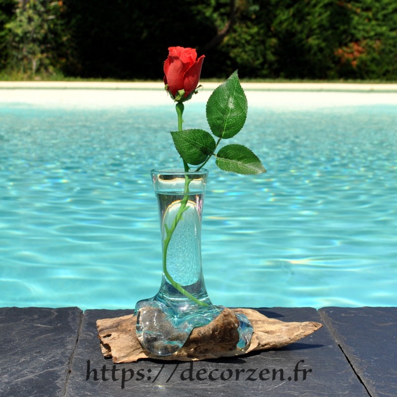 Un soliflore en verre recyclé soufflé en fusion sur du bois flotté et le verre se sort pour le lavage