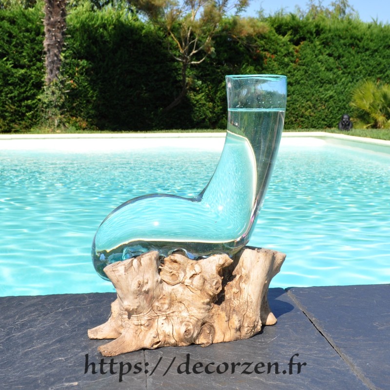 Vase en verre recyclé moulé en fusion sur du bois flotté de teck