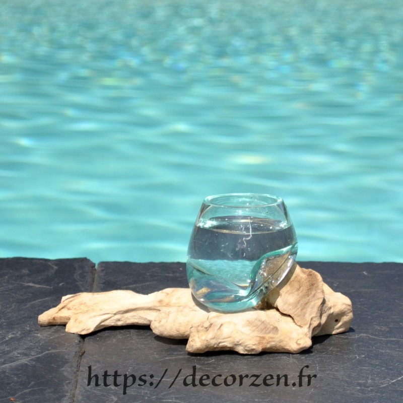 Tasse à café en verre recyclé soufflé à la bouche en fusion sur du bois flotté.