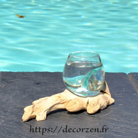 Tasse à café en verre recyclé soufflé à la bouche en fusion sur du bois flotté, le vase est amovible pour le lavage