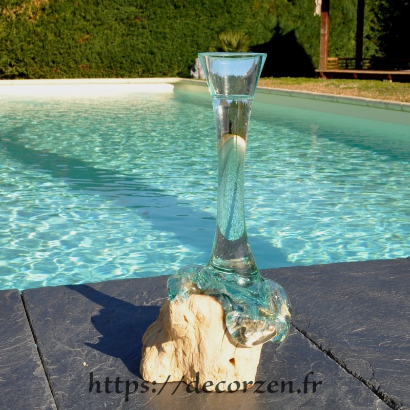 Un soliflore en verre recyclé fondu puis soufflé en fusion sur du bois flotté et le verre se sort pour le lavage