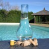 Vase en verre recyclé moulé en fusion sur du bois flotté de teck