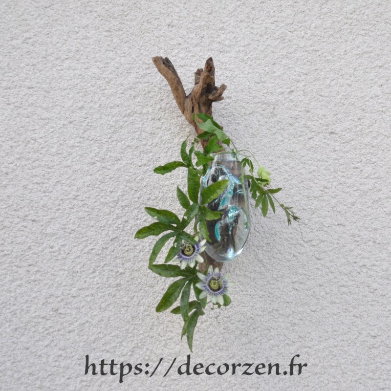 Vase ou aquarium en applique murale en verre recyclé soufflé moulé en fusion sur le bois