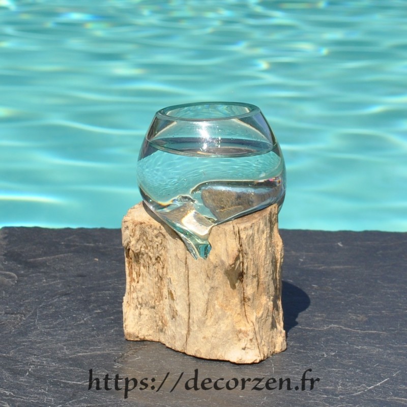 Verre soufflé moulé sur du bois