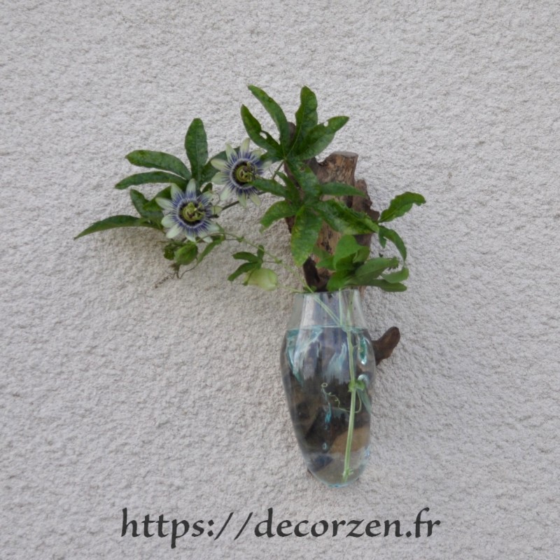 Vase ou aquarium en applique murale en verre recyclé soufflé moulé en fusion sur le bois