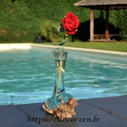 Un soliflore en verre recyclé soufflé en fusion sur du bois flotté et le verre se sort pour le lavage