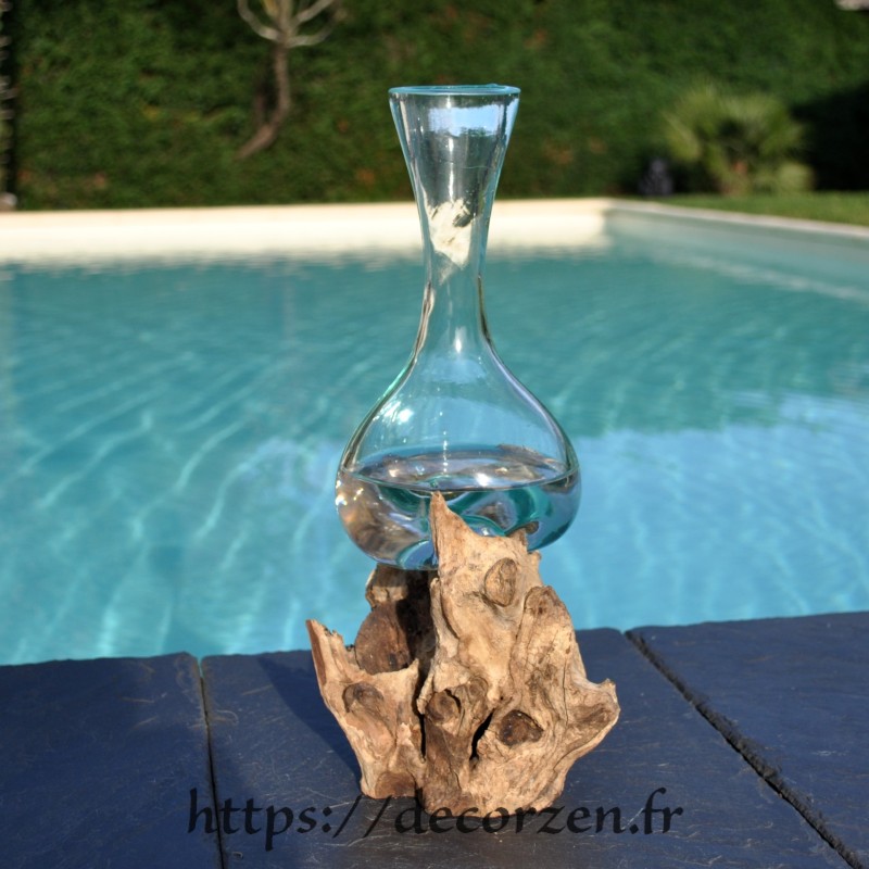 Soliflore ou carafe à décanter en verre recyclé soufflé en fusion sur du bois flotté.