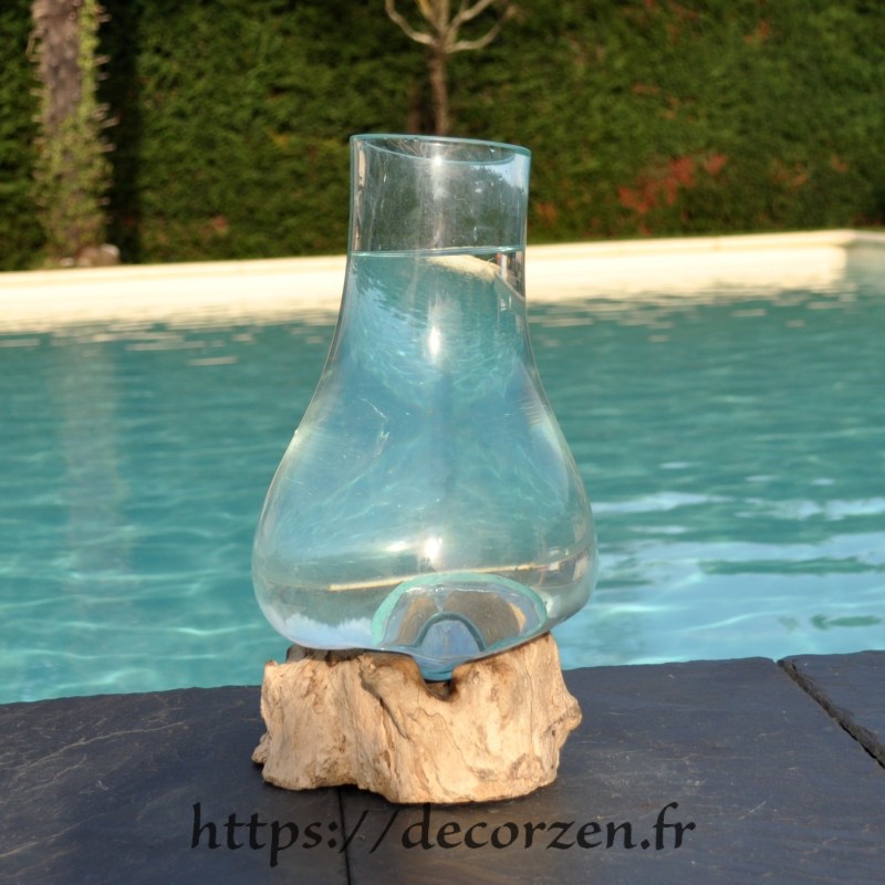 Vase en verre recyclé soufflé en fusion à la bouche sur du bois flotté