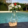 Carafe ou vase en verre recyclé soufflé en fusion sur du bois flotté de teck