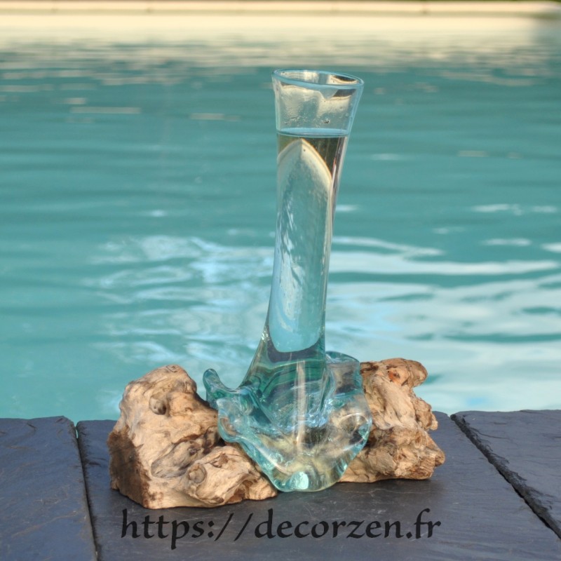 Un soliflore en verre recyclé fondu puis soufflé en fusion sur du bois flotté et le verre se sort pour le lavage