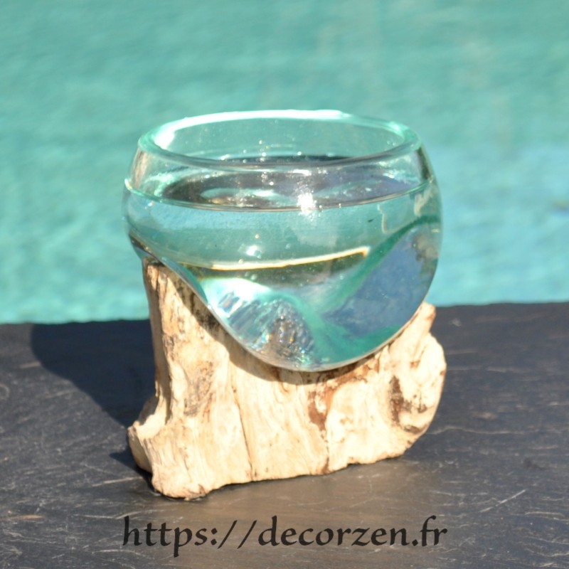 Verre soufflé sur du bois