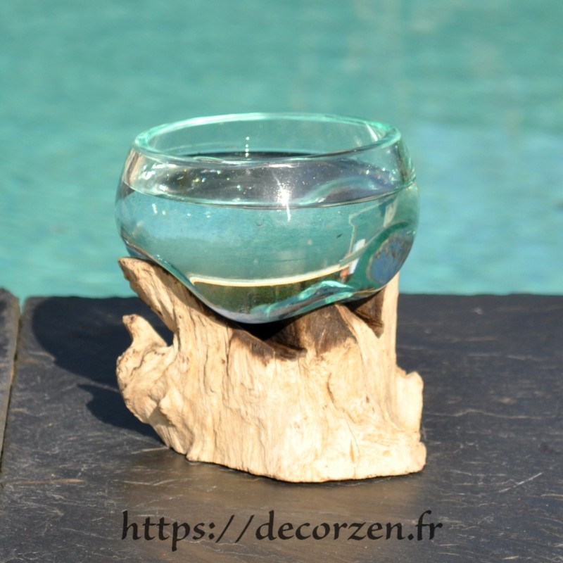 Verre soufflé et moulé sur du bois