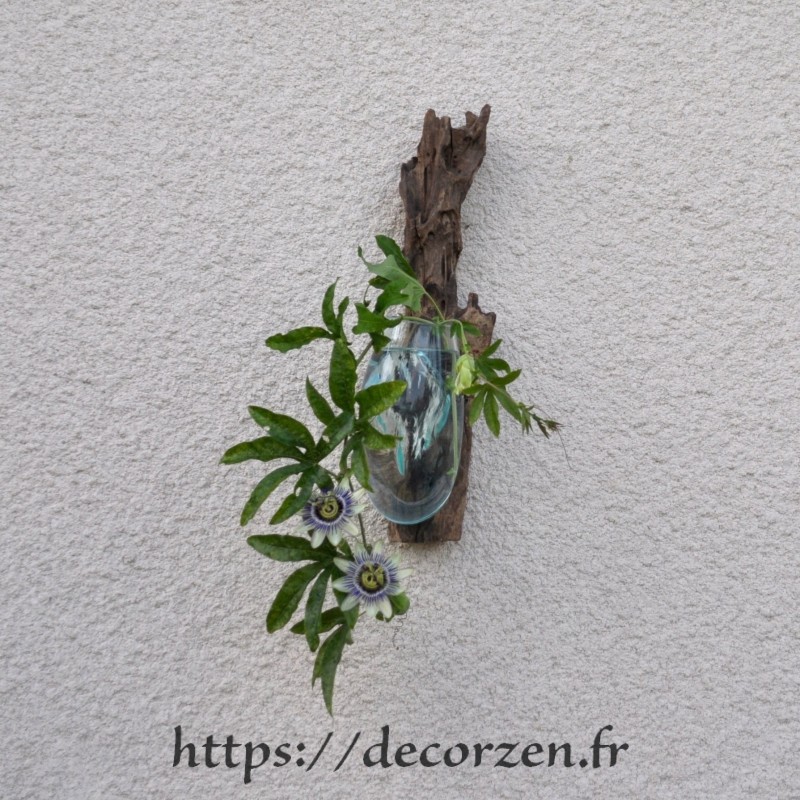 Vase en applique murale en verre recyclé soufflé moulé en fusion sur le bois