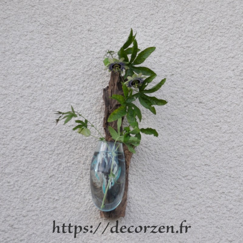 Vase ou aquarium en applique murale en verre recyclé soufflé moulé en fusion sur le bois