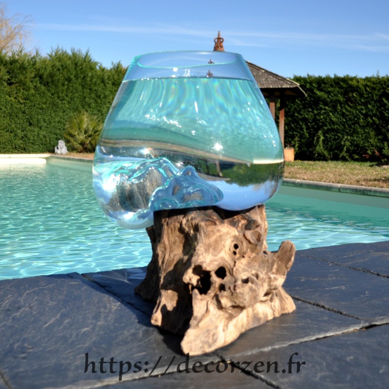 Verre fondu sur du bois