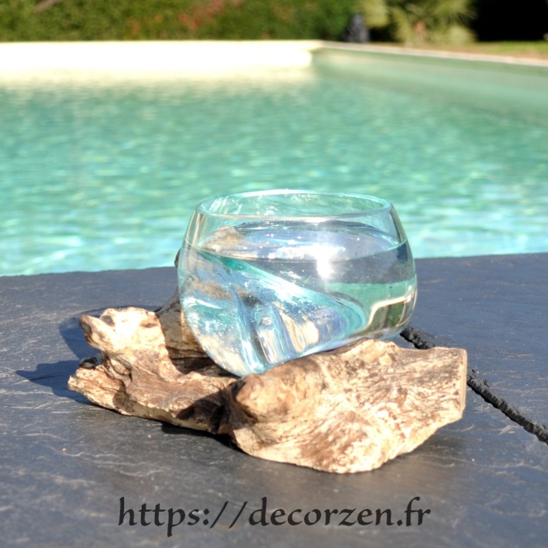 Terrarium, saladier ou ramequin en verre recyclé soufflé coulé en fusion sur du bois flotté.