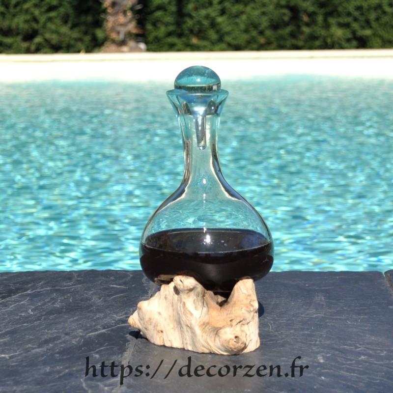 Soliflore ou carafe à décanter en verre recyclé soufflé en fusion sur du bois flotté.