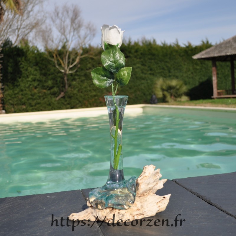 Un soliflore en verre recyclé soufflé en fusion sur du bois flotté et le verre se sort pour le lavage