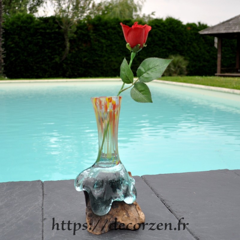 Verre soufflé et moulé sur du bois flotté