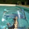 Deux petits aquariums en verre recyclé soufflé en fusion directement sur du bois flotté, les verres sont amovibles