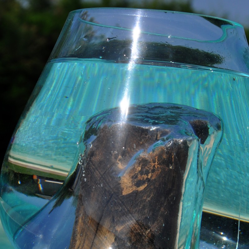 Deux vases en verre recyclé soufflé en fusion sur un même bois flotté.