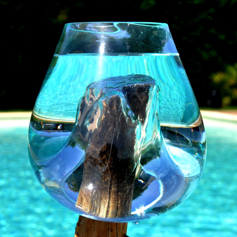 2 aquariums en verre recyclé soufflé en fusion directement sur du bois flotté
