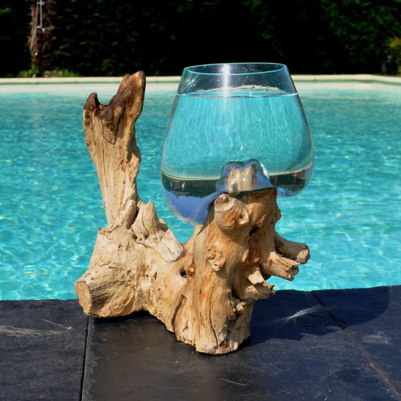 Vase en verre moulé sur du bois
