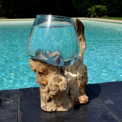 Vase en verre fondu sur du bois