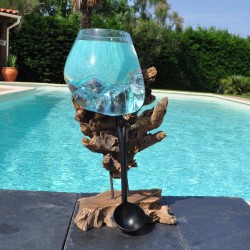 Verre recyclé soufflé en fusion sur du bois flotté